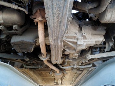 Üstgeçitteki yolcu vagonu yolda..