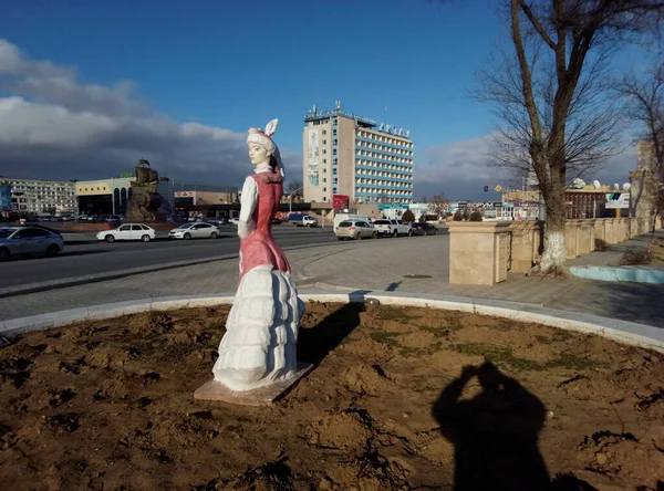 Rzeźba Dziewczyny Łożu Kwiatowym Miasto Aktau Region Mangistau Kazachstan Grudnia — Zdjęcie stockowe