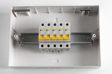 Plastik dağıtım panosu. Elektrik panosu. Yakın plan. Açık gri arkaplanda izole.