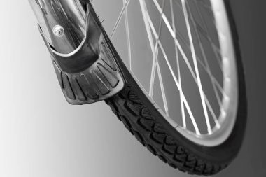 Ön bisiklet tekerleği. Yakın plan. Beyaz arkaplanda izole.