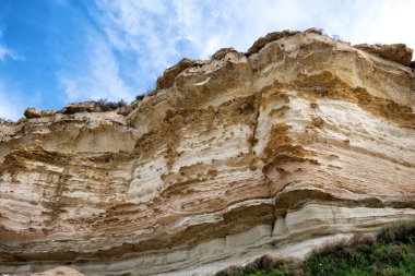 Hazar Denizi kıyısındaki kayalar.