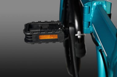 Plastik bisiklet pedalı. Yakın plan. Gri bir arkaplanda izole edilmiş.