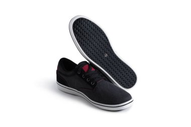 Beyaz tabanlı gri spor ayakkabılar. Yakın plan. Beyaz arkaplanda izole.