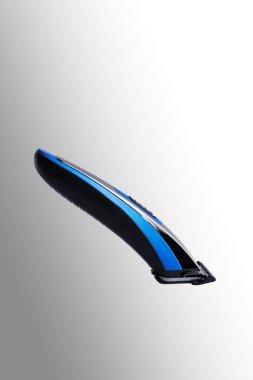 Sakal ve bıyık kesme makinesi. Yakın plan. Gri bir arkaplanda izole edilmiş.