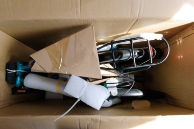 Katlanan bisiklet karton bir kutunun içinde..