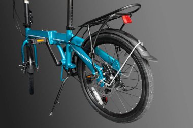 Katlanan kompakt bisiklet. Yakın plan. Gri bir arkaplanda izole edilmiş.