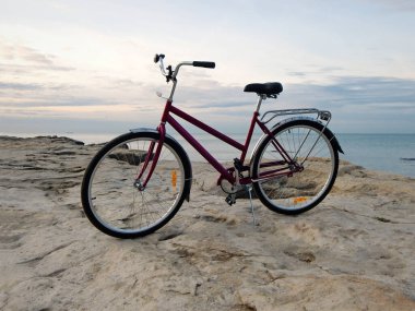 Denizin kayalık sahillerinde bisiklet sürmek. Hazar Denizi 'nin Rocky kıyısında. Mangistau bölgesi. Kazakistan. 10 Ekim 2020.