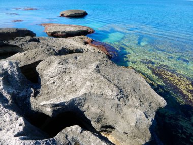 Hazar Denizi 'nin kayalık kıyısı. Sagyndyk Burnu. Mangyshlak Yarımadası. Kazakistan. 27 Ekim 2020.