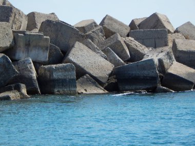 Hazar Denizi 'nden gelen su giriş kanalı. 05 Mayıs 2021. Mangistau bölgesi. Kazakistan.