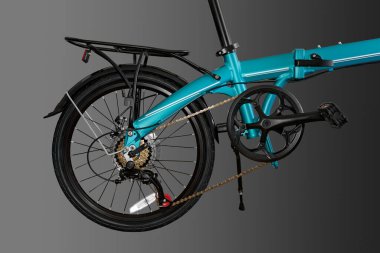 Plastik bisiklet pedalı. Yakın plan. Gri arkaplanda izole.