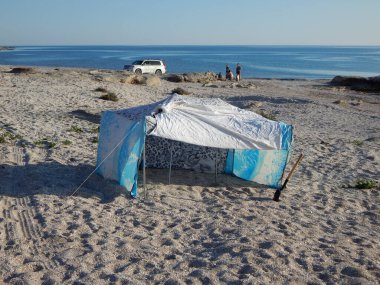 Sahilde güneş koruyucu güneşlik. Sagyndyk Burnu. Hazar Denizi. 15 Mayıs 2021. Mangistau bölgesi. Kazakistan.
