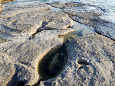 Hazar Denizi 'nin kayalık kıyısı. Sagyndyk Burnu. Kazakistan. Mangistau bölgesi. 2 Haziran 2021.