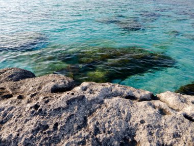 Hazar Denizi 'nin kayalık kıyısı. Sagyndyk Burnu. Kazakistan. Mangistau bölgesi. 2 Haziran 2021.