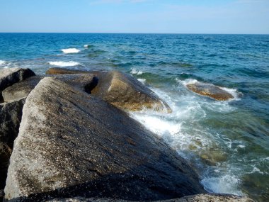 Hazar Denizi 'nin kayalık kıyısı. Sagyndyk Burnu. Kazakistan. Mangistau bölgesi. 3 Haziran 2021.