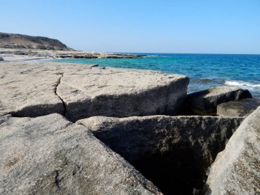 Hazar Denizi 'nin kayalık kıyısı. Sagyndyk Burnu. Kazakistan. Mangistau bölgesi. 3 Haziran 2021.