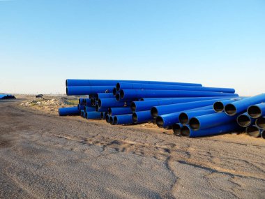 Sanayi polimer boruları. Yere yığılmış plastik borular..