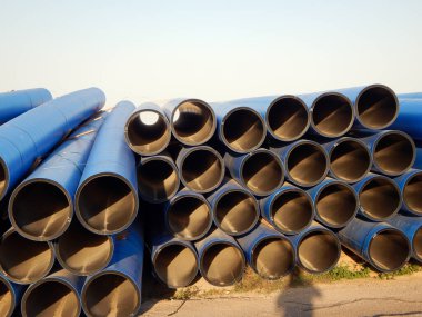 Sanayi polimer boruları. Yere yığılmış plastik borular..