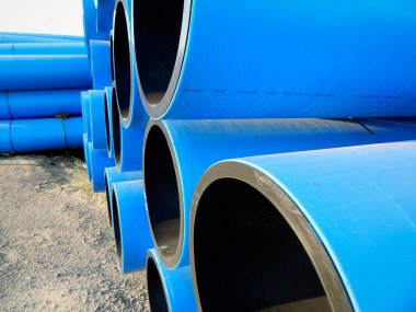 Sanayi polimer boruları. Yere yığılmış plastik borular..