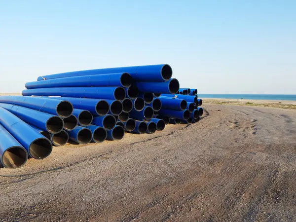 Sanayi polimer boruları. Yere yığılmış plastik borular..