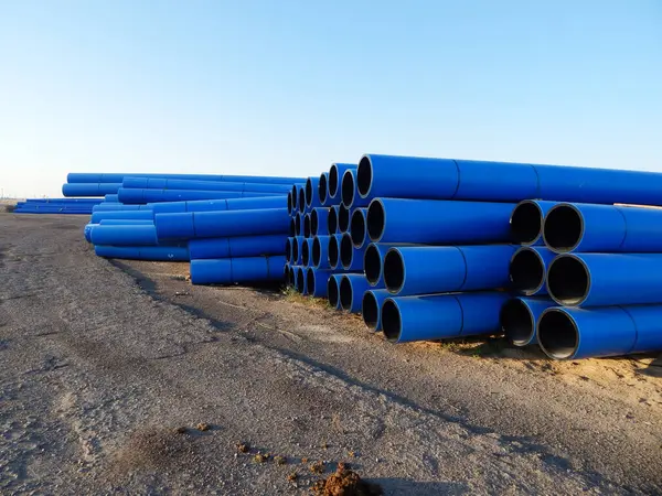 Sanayi polimer boruları. Yere yığılmış plastik borular..