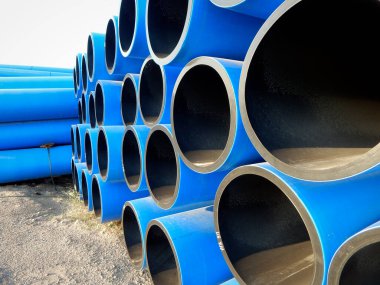 Sanayi polimer boruları. Yere yığılmış plastik borular..