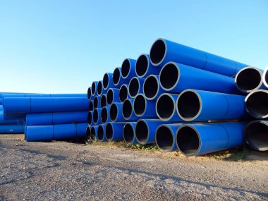 Sanayi polimer boruları. Yere yığılmış plastik borular..