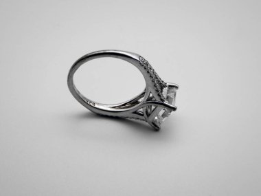 Taşlı gümüş bir yüzük. Beyaz arkaplanda yakın plan.