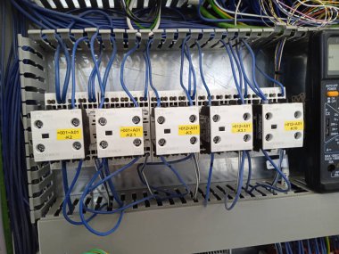 Elektrik panelinde elektromanyetik kontaktlar var. CNC makinesini kontrol etmek için elektrik paneli.