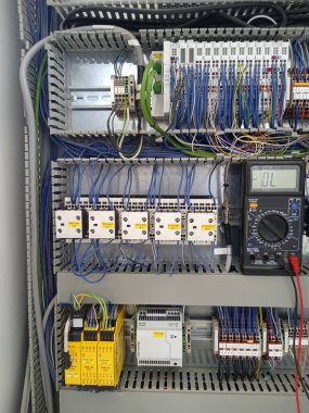 Elektrik panelinde elektromanyetik kontaktlar var. CNC makinesini kontrol etmek için elektrik paneli.