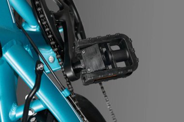 Plastik bisiklet pedalı. Yakın plan. Gri arkaplanda izole.