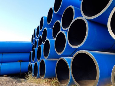 Sanayi polimer boruları. Yere yığılmış plastik borular..