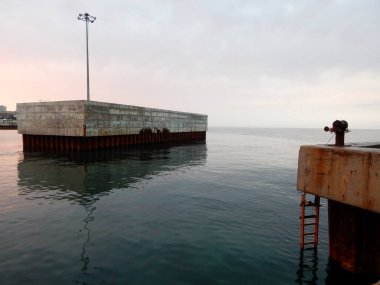 Denizde beton iskele. Hazar Denizi. 23 Eylül 2021. Mangistau bölgesi. Aktau şehri. Kazakistan.