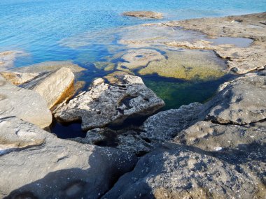 Hazar Denizi 'nin kayalık kıyısı. Sagyndyk Burnu. Kazakistan. Mangistau bölgesi. 13 Haziran 2023.