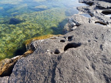 Hazar Denizi 'nin kayalık kıyısı. Sagyndyk Burnu. Kazakistan. Mangistau bölgesi. 13 Haziran 2023.