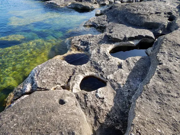 Hazar Denizi 'nin kayalık kıyısı. Sagyndyk Burnu. Kazakistan. Mangistau bölgesi. 13 Haziran 2023.