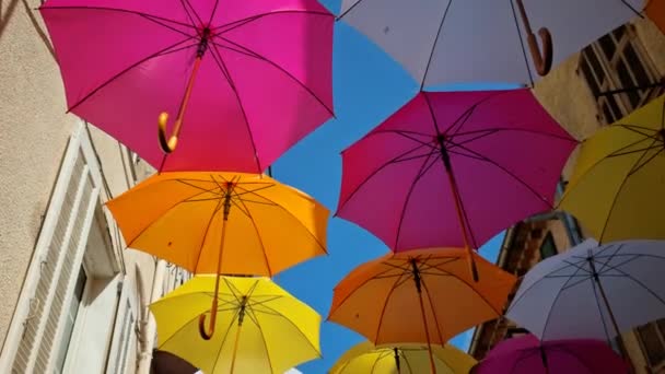 Dekorative Regenschirme Den Straßen Von Villeneuve Loubet Südfrankreich — Stockvideo