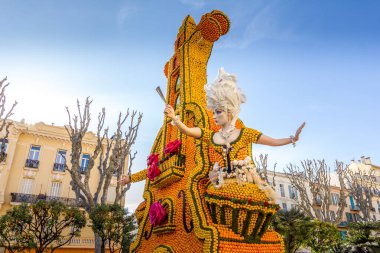 Menton, Fransa - 20 Şubat 2022: Fransa 'nın Menton kentinde düzenlenen ünlü Limon Festivali' nde (Fete du Citron) limon ve portakaldan yapılan sanat. Meşhur meyve bahçesi yılda 230.000 ziyaretçi alıyor..