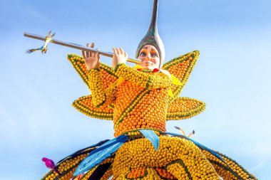 Menton, Fransa - 20 Şubat 2022: Fransa 'nın Menton kentinde düzenlenen ünlü Limon Festivali' nde (Fete du Citron) limon ve portakaldan yapılan sanat. Meşhur meyve bahçesi yılda 230.000 ziyaretçi alıyor..