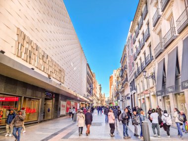 Madrid, İspanya - 04 Şubat 2023: Calle de Preciados caddesinde yürüyen insanlar. Halk caddesi Puerta del Sol 'dan Plaza de Santo Domingo' ya Plaza de Callao üzerinden uzanır..