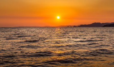 Okyanusun üzerinde bir gün batımı