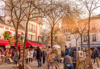 Paris, Fransa - 6 Mart 2023: Montmartre mahallesinde yürüyen insanlar. Geleneksel bölge sanatçıları, kafeleri, restoranları ve gece hayatıyla ünlüdür..
