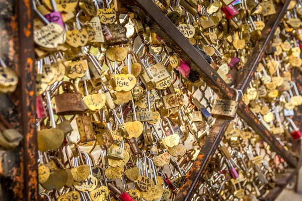Lockers Fence Symbolizing Love — Stock Photo, Image