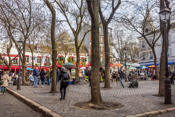 París Francia Marzo 2023 Gente Caminando Por Barrio Montmartre Barrio —  Fotos de Stock