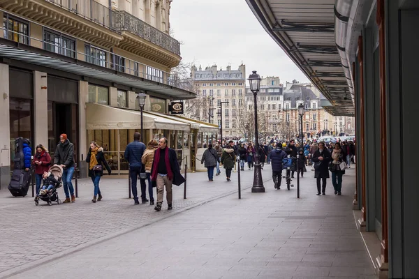 2023年3月6日 パリ第1区のモンネイエ通りを歩く人々 ルーブル美術館としても知られ いくつかの高級店があります — ストック写真