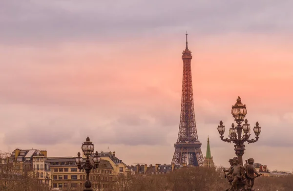 从亚历山大三世桥的落日 背景是埃菲尔铁塔 法国巴黎 — 图库照片