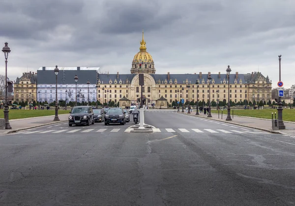 2023年3月4日 法国巴黎 人们走在残废人酒店前 建筑群包括医院大楼和退伍军人的养老院 博物馆和纪念馆 — 图库照片