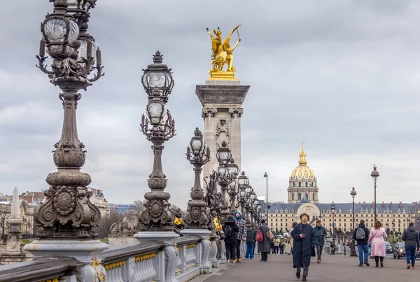 Parigi Francia Marzo 2023 Persone Che Camminano Nel Ponte Alexandre — Foto Stock