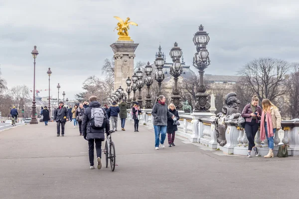 2023年3月5日 法国巴黎 人们在亚历山大三世桥上行走 传统的景点被称为城市中最华丽 奢华的桥 — 图库照片