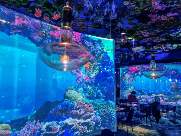 2023年3月6日 法国巴黎 海底餐馆的桌子和屏风 这家弹出式餐厅营造了一种水下氛围 — 图库照片