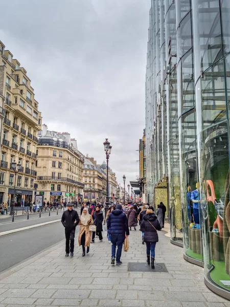 París Francia Marzo 2023 Gente Caminando Por Calle Monnaie Primer —  Fotos de Stock